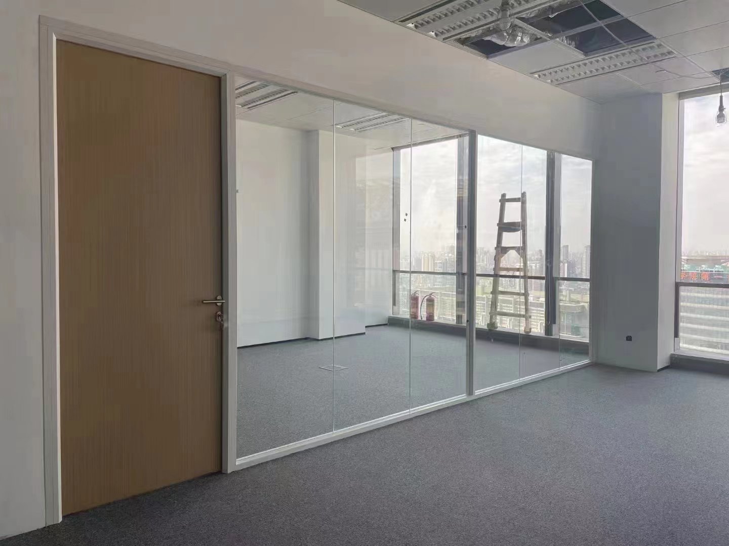 武漢辦公室隔墻工程現(xiàn)場實拍圖